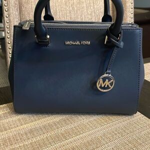 Satchel- Navy Blue
• Faux leather
• 88